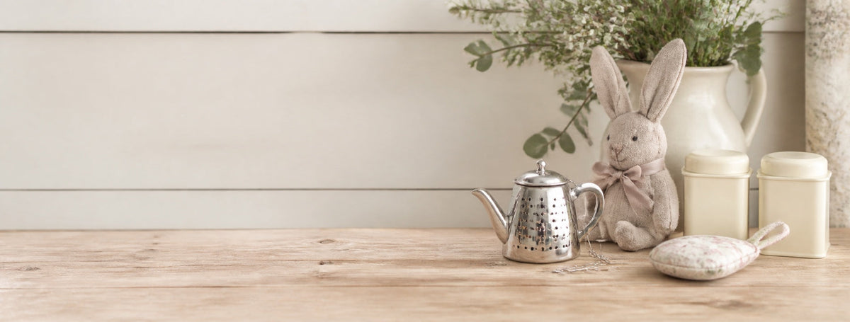 Verspielte britische Wohnaccessoires mit Teezubehör und Stoffhase