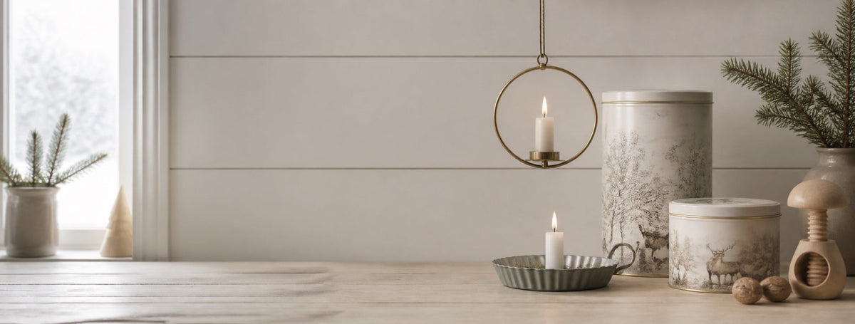 Schwedische Wohnaccessoires mit Metalldosen, Kerzenring und Holzpilz