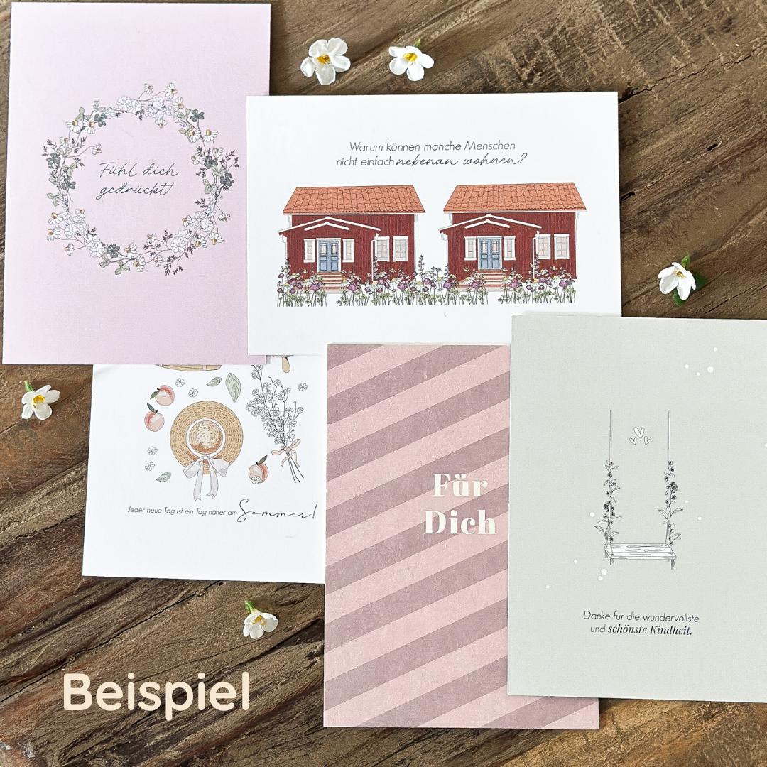 Postkarten-Set "Mystery" von Wohnen auf dem Land mit 5 zufälligen Postkarten, kunstvoll gestaltet, auf weißem Hintergrund.