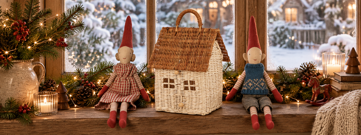 Gemütliche Maileg-Dekoration auf einer winterlichen Fensterbank