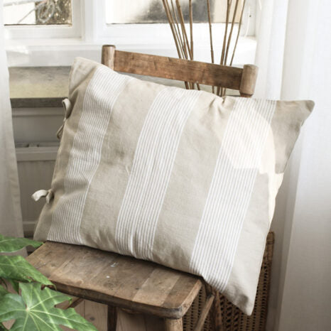 Storefactory Kissenhülle "Utveda" in Beige und Weiß, aus Baumwolle, 50 x 60 cm, mit eleganten Texturen und Muster.