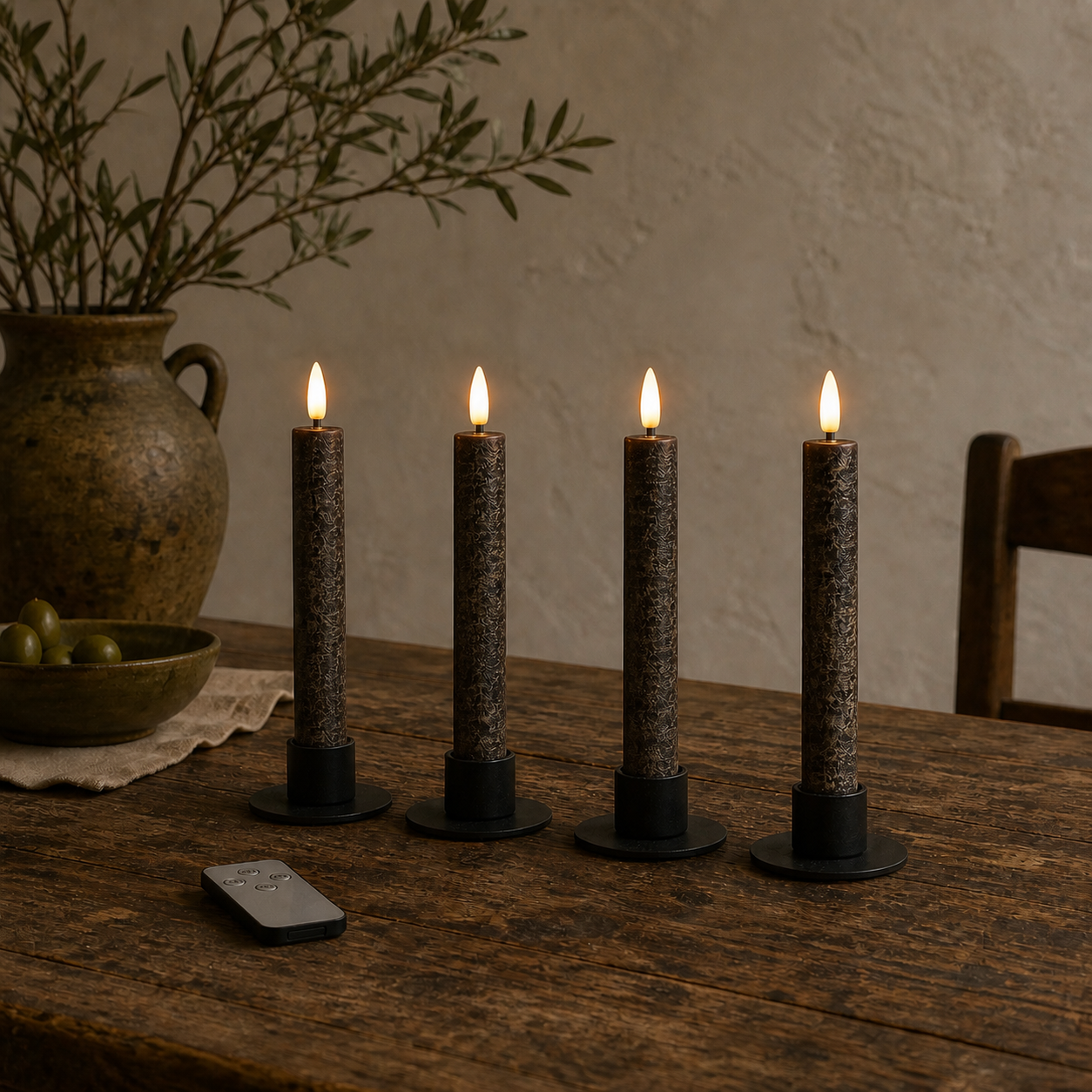 Vier braune LED-Kerzen mit warmweißem Licht im gemütlichen Wohnambiente