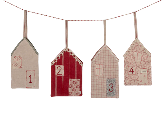 Maileg Adventskalender zum Aufhängen "Weihnachtsstraße" Stoff 100cm - Wohnen auf dem Land