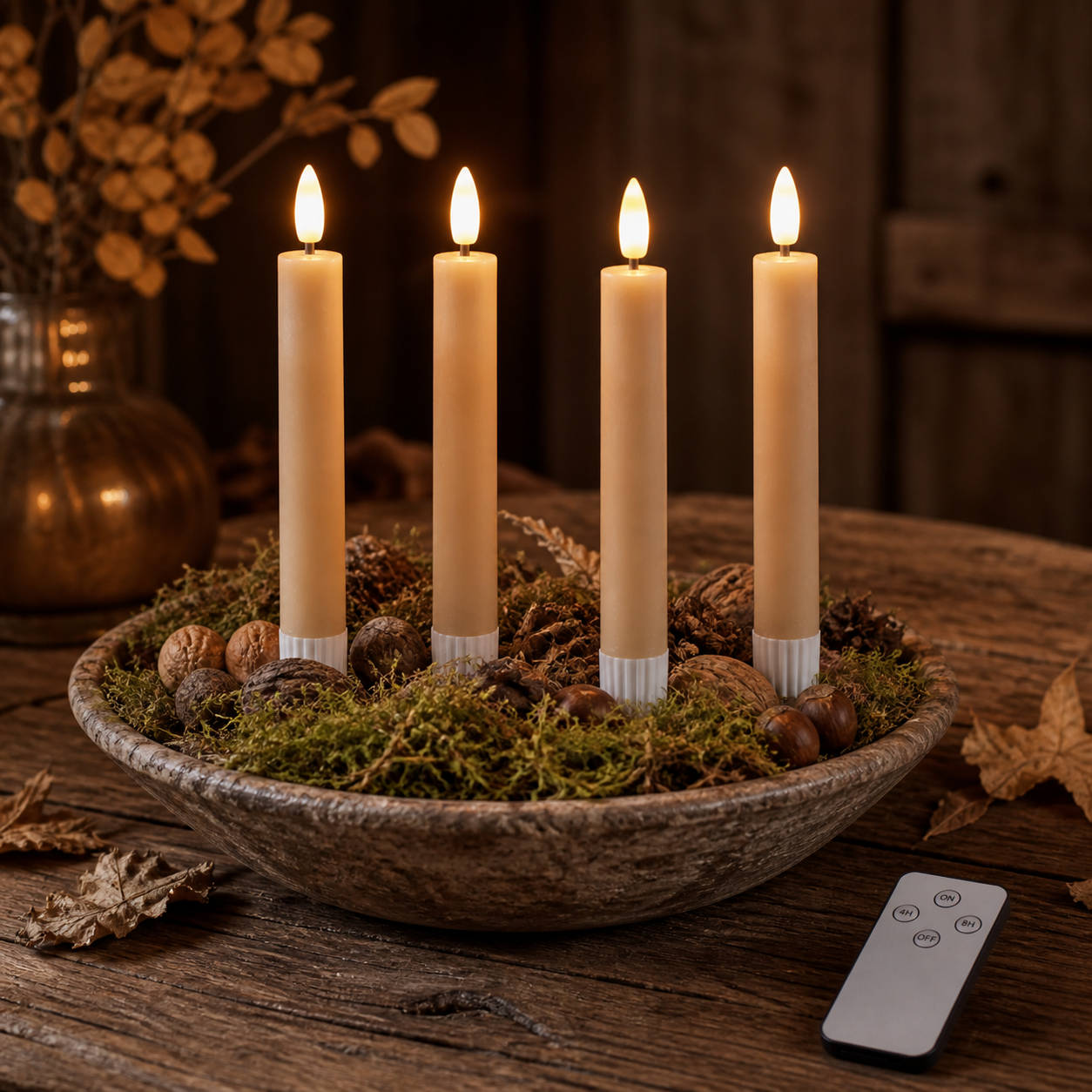 Caramelfarbene LED-Stabkerzen in einer herbstlichen Tischdekoration