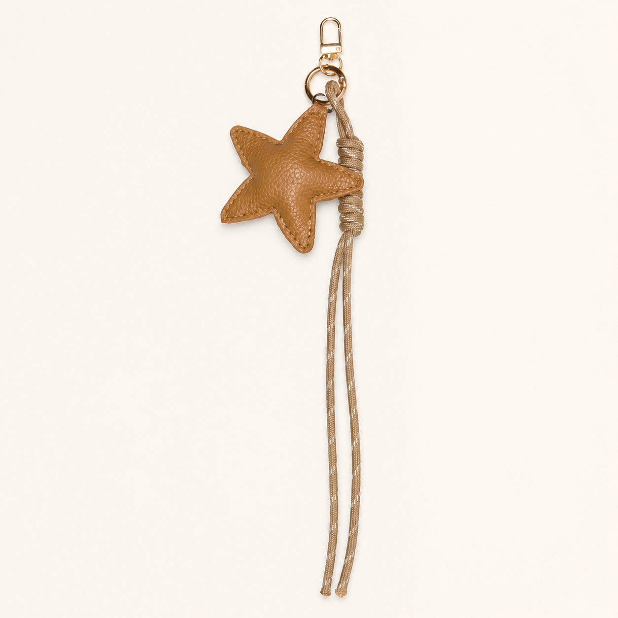 Brauner Taschenanhänger Stella mit Stern und Quaste