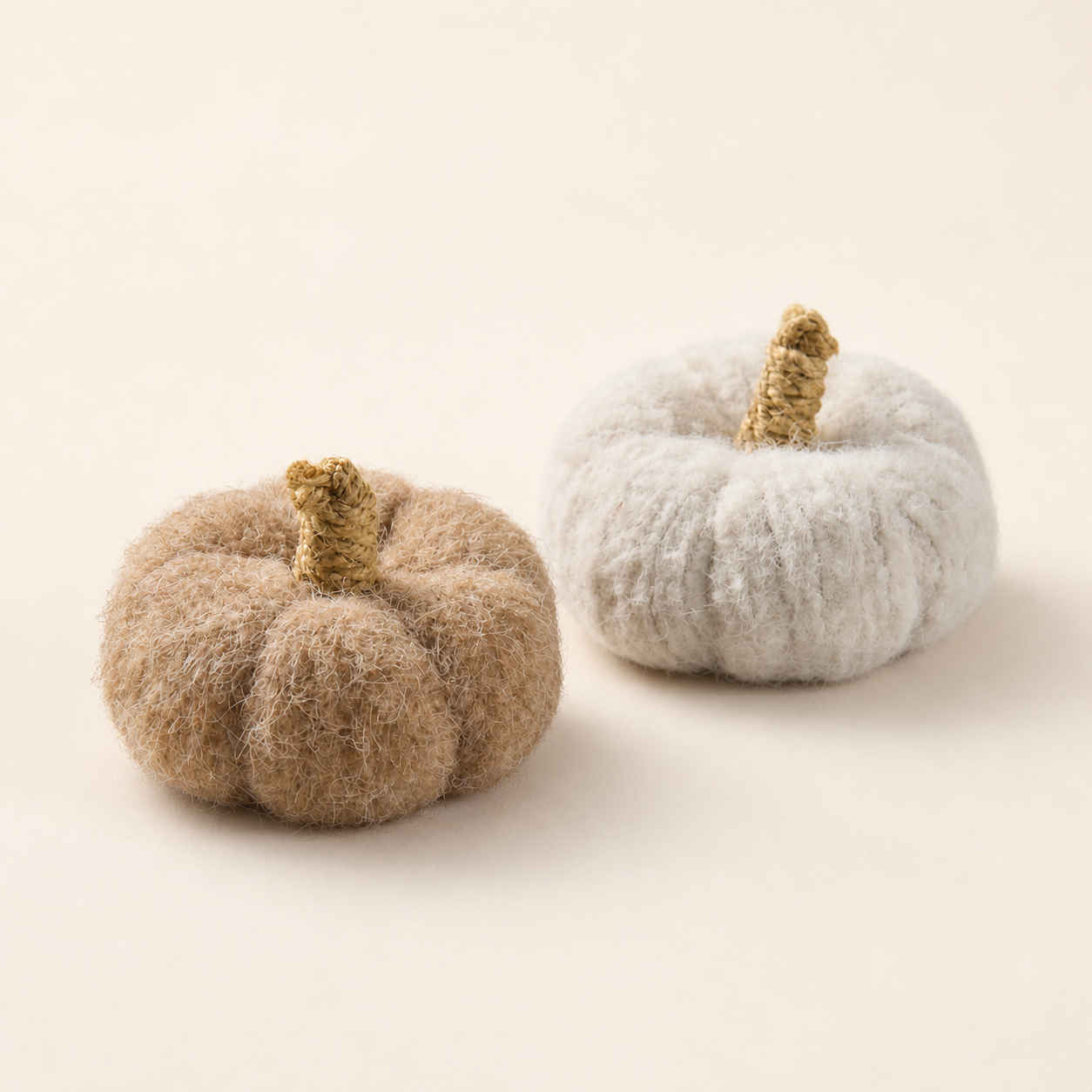 Zwei Stoffkürbisse Mellow Mini in Creme und Braun