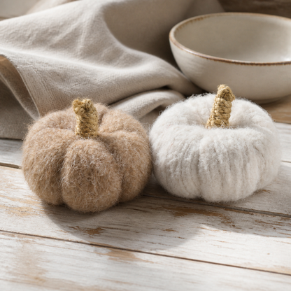 Kleine Stoffkürbisse in einer natürlichen Herbstdekoration
