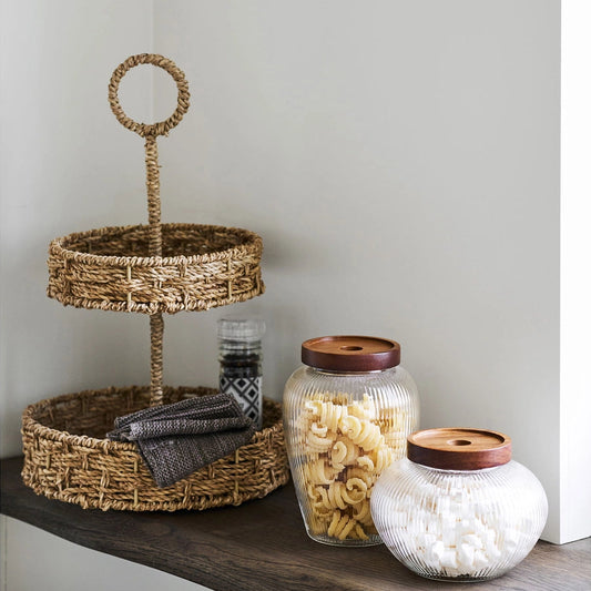 Rundes Tablett "Liva" aus Seegras in natürlicher Farbe, 25 cm Durchmesser, von Wohnen auf dem Land als elegante Etagere.