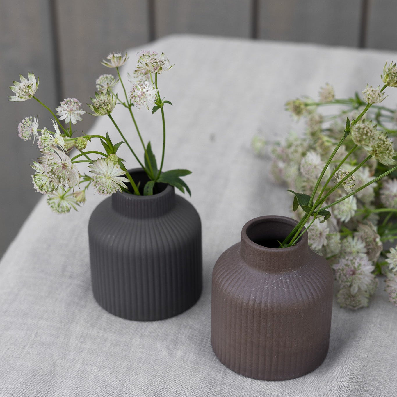 Keramik-Blumenvase "Lillhagen" von Storefactory, matte Oberfläche, 10cm, in zwei Farben, stilvolle Dekovase für Blumen