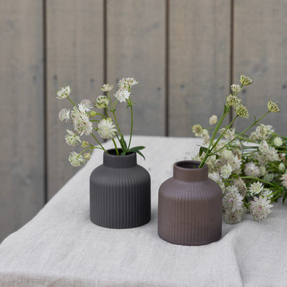 Keramik-Blumenvase "Lillhagen" von Storefactory, matte Oberfläche, in zwei Farben, 10 cm hoch, stilvoll und modern gestaltet.