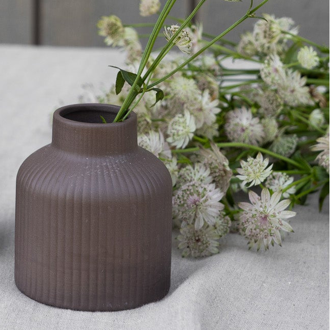 Keramik Blumenvase "Lillhagen" von Storefactory in mattem Finish, zweifarbige Gestaltung, 10 cm hoch.