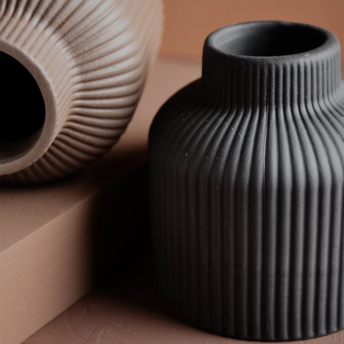 Keramik Blumenvase "Lillhagen" von Storefactory in matt, 10 cm hoch, in zwei Farben, elegante Vase für Blumen.