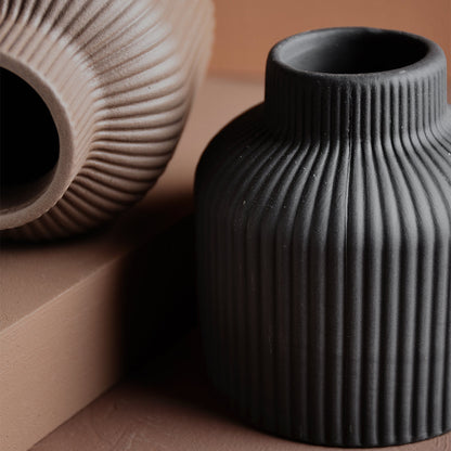 Keramik Blumenvase "Lillhagen" von Storefactory in matt, 10 cm hoch, in zwei Farben, elegante Vase für Blumen.