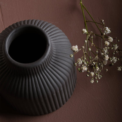 Keramik Blumenvase "Lillhagen" von Storefactory, matte Oberfläche, 10 cm hoch, in zwei Farben, stilvoller Dekorationsartikel