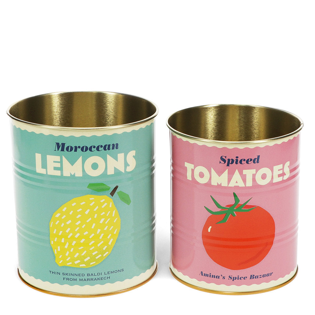 Zwei dekorative Metall-Aufbewahrungsdosen "Lemon and Tomato" von Rex London, mit Zitronen- und Tomatenmotiven.