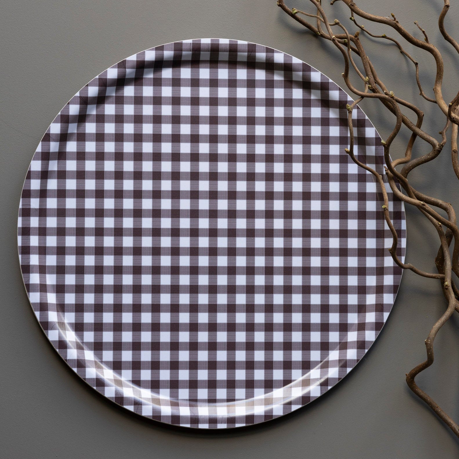 Rundes Tablett "Rutan" von Storefactory mit braun kariertem Muster, Durchmesser 38 cm, aus Holz oder Keramik gefertigt