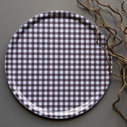 Rundes Tablett "Rutan" von Storefactory mit braun kariertem Muster, Durchmesser 38 cm, aus Holz oder Keramik gefertigt