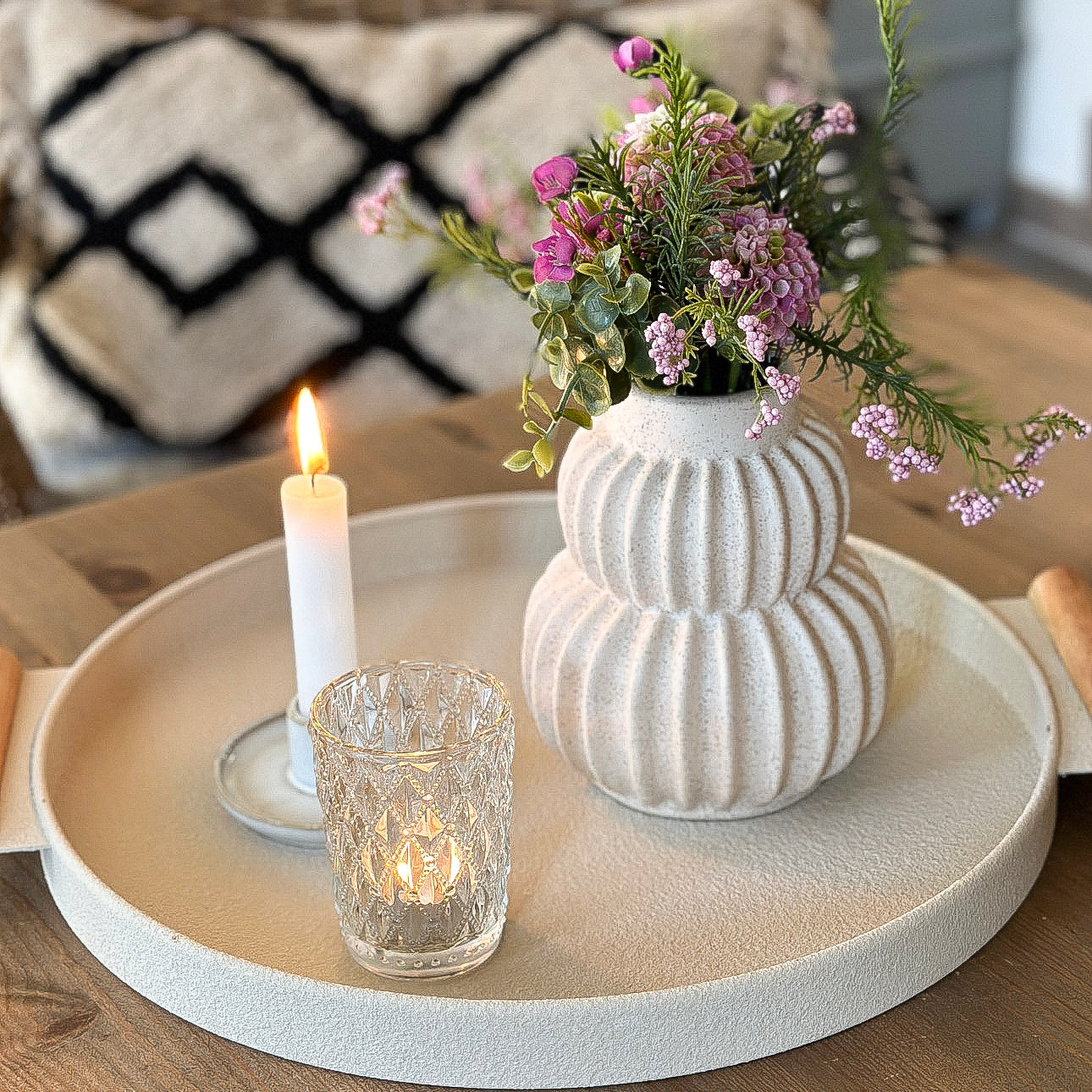 Rundes Tablett mit Holzgriffen von Wohnen auf dem Land, metallisch beige, Durchmesser 36 cm, elegantes Küchenaccessoire