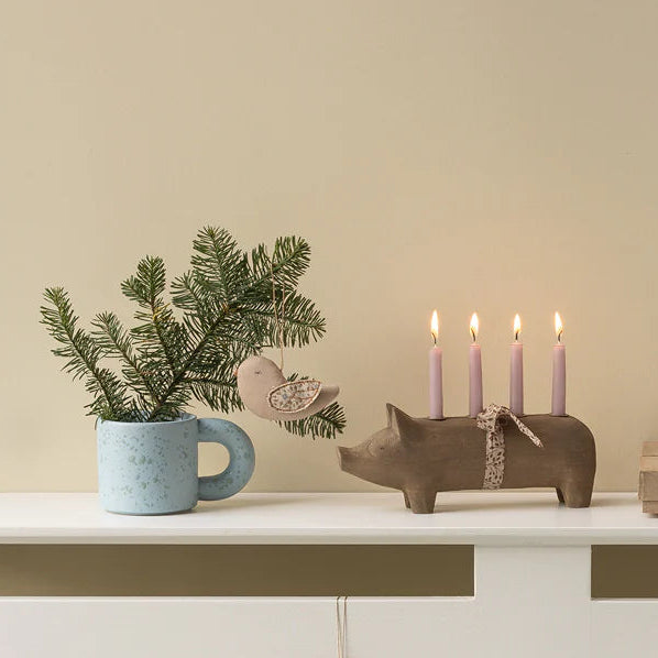 Maileg Kerzenhalter Schwein "Advent" mit Schleife Holz Natur - Wohnen auf dem Land