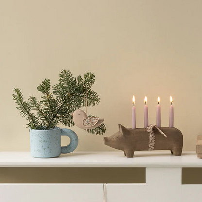 Maileg Kerzenhalter Schwein "Advent" mit Schleife Holz Natur - Wohnen auf dem Land