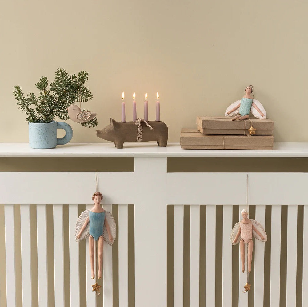 Maileg Kerzenhalter Schwein "Advent" mit Schleife Holz Natur - Wohnen auf dem Land