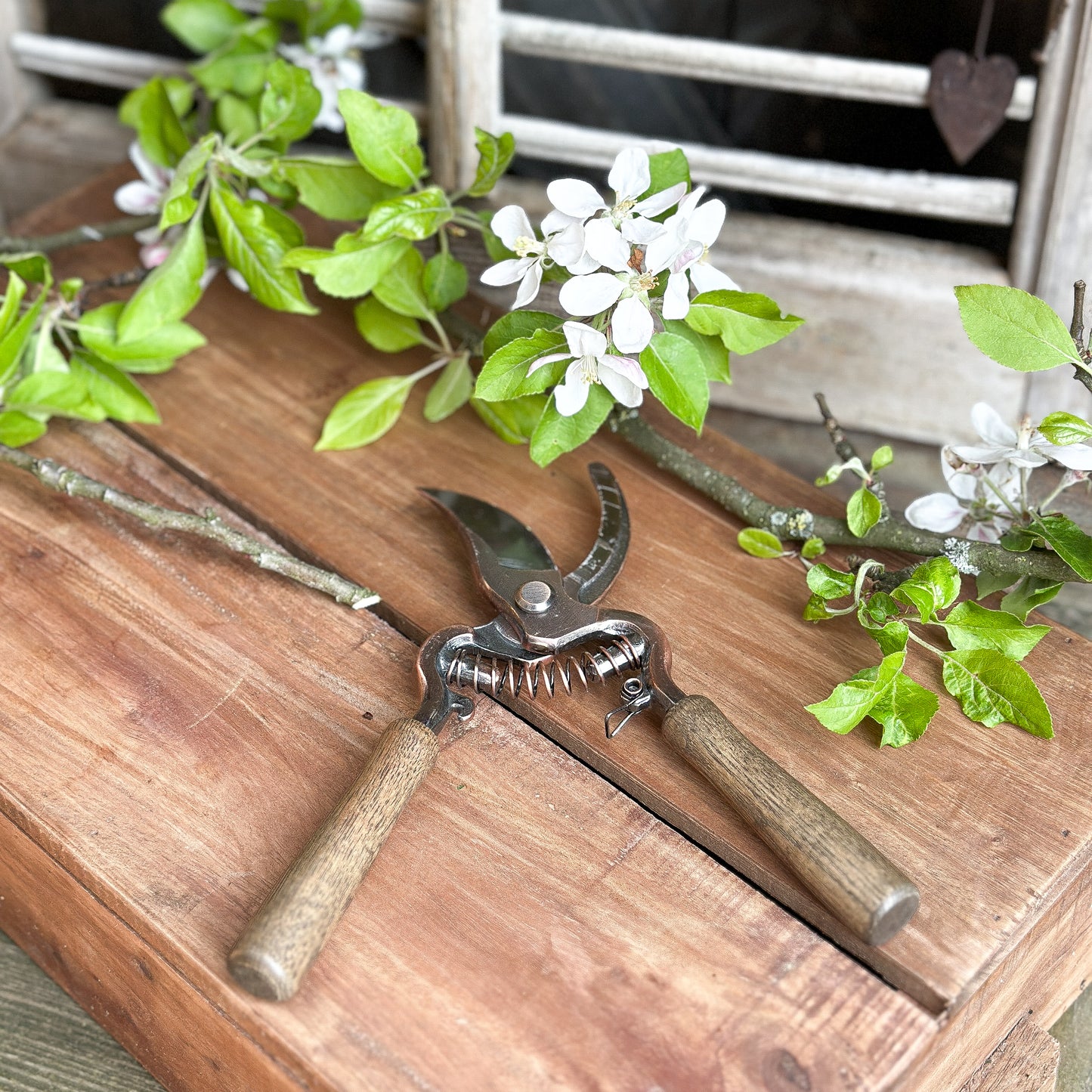 Gartenschere mit Kupfer-Griff aus Holz und Jutebeutel, 21 cm, geeignet für Blumen und Gartenarbeit, von Wohnen auf dem Land