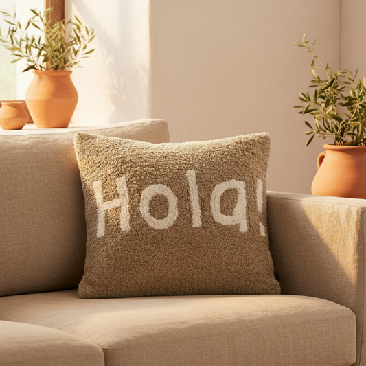 Kissen "Hola!" aus Baumwolle, 45x45cm, Sandfarbe, von Wohnen auf dem Land, weiches Textil mit lustigem Schriftzug.