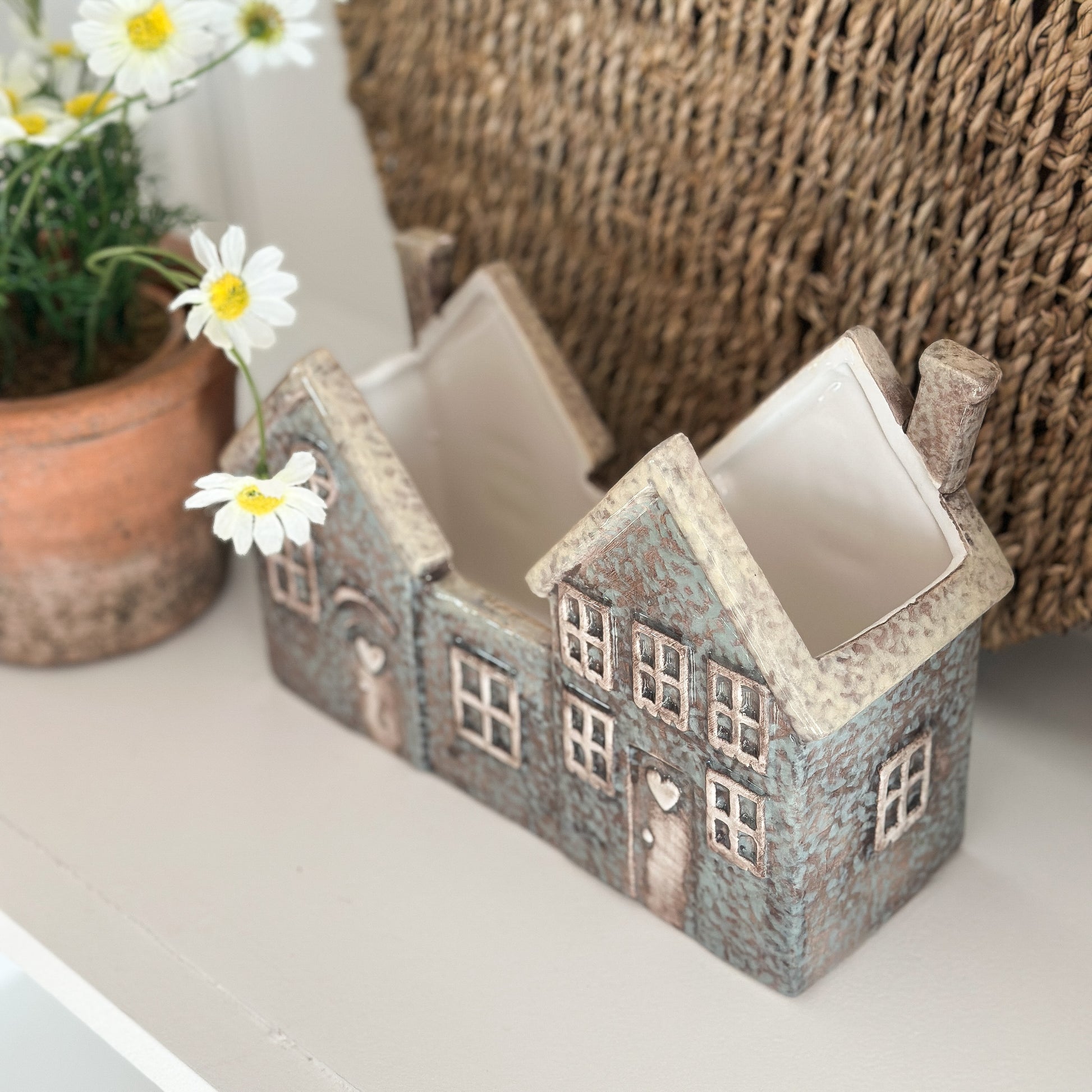 Grüner Kerzenhalter aus Keramik mit Naturdesign, Haus-Teelichthalter "Marlene" von Clayre & Eef, 22 cm hoch.