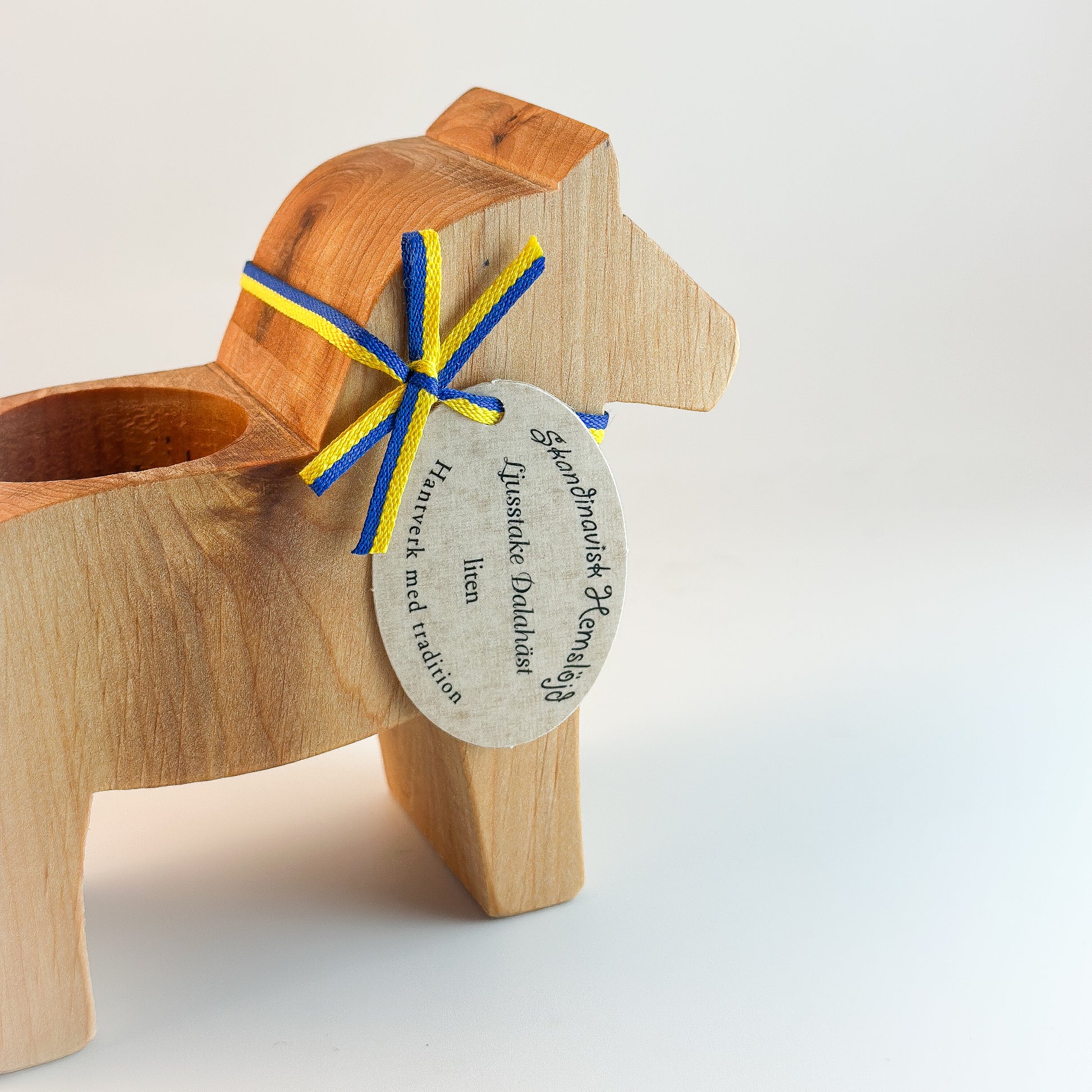 Holz Teelichthalter in Form eines Dala-Pferds "Norddala", 12cm, von Wohnen auf dem Land, auf einem schlichten Hintergrund.
