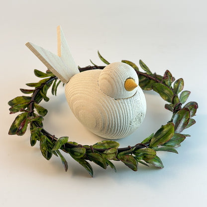 Holzvogel Schwedisch "Saga" Dekofigur in Skandi Holz, 9cm groß, detailreiche Darstellung mit natürlichem Finish.