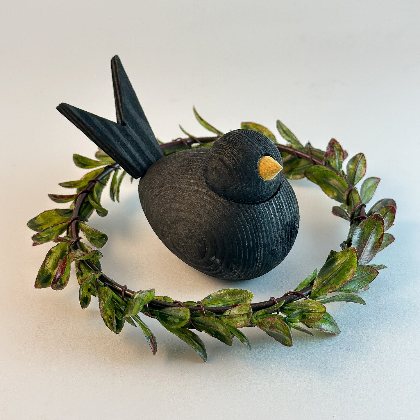 Holzvogel Schwedisch "Saga" Dekofigur in Skandi Holz, 9cm groß, mit feinen Details und natürlichem Finish.