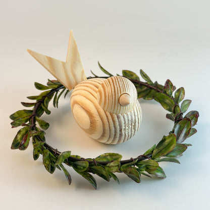 Holzvogel Schwedisch "Saga" Dekofigur aus Holz in skandinavischem Design, 9 cm groß, von Wohnen auf dem Land.