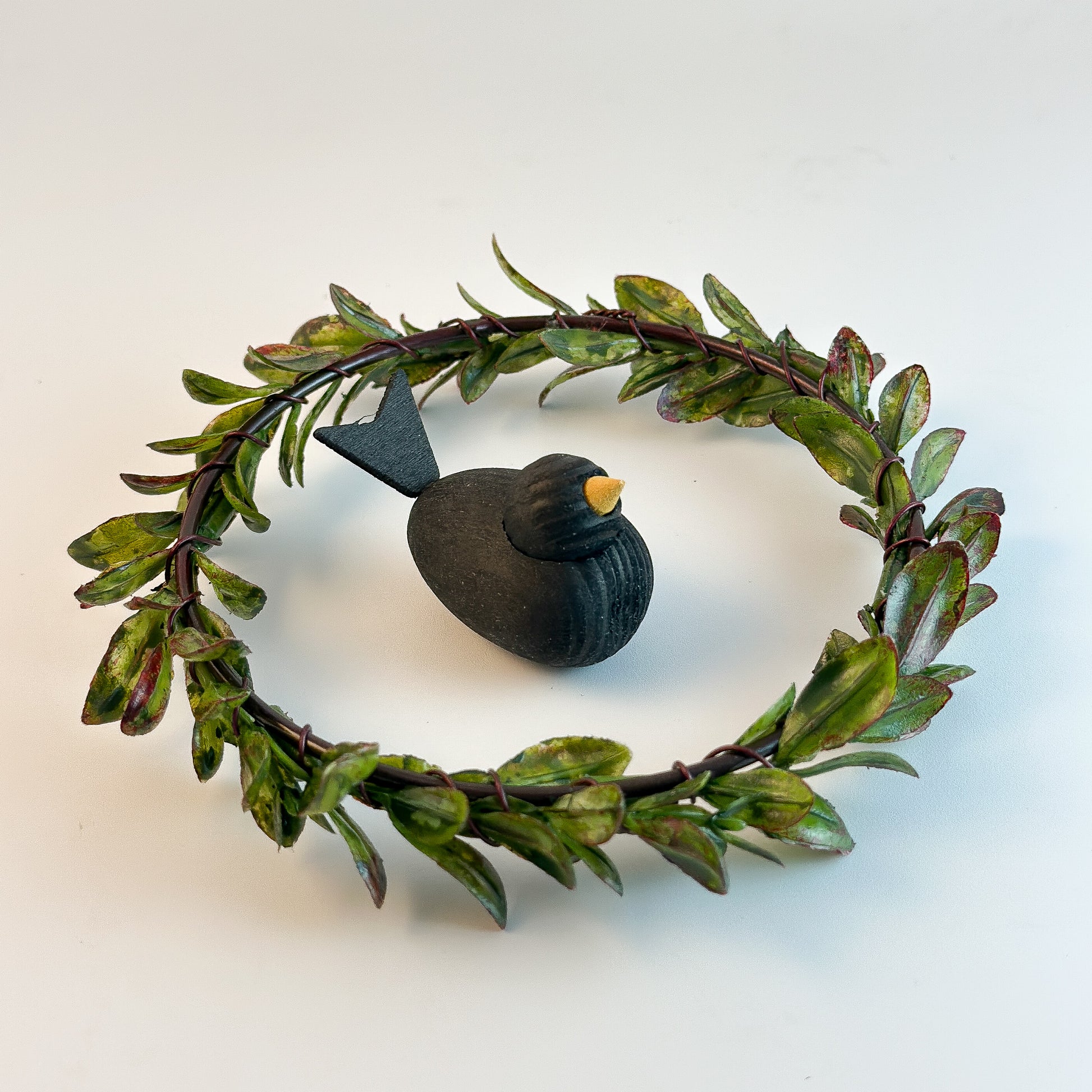 Holzvogel Schwedisch "Saga" Dekofigur in Skandi Holz, 5cm klein, ideal für natürliche Wohnakzente.