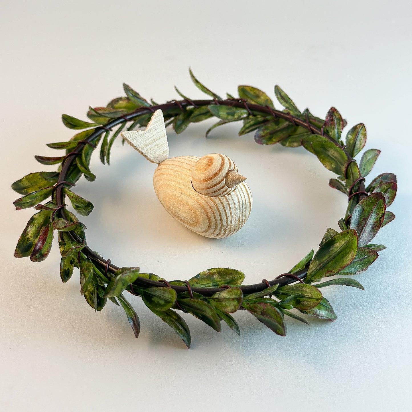 Holzvogel Dekofigur "Saga" in skandinavischem Design, 5cm groß, aus Holz, von Wohnen auf dem Land.