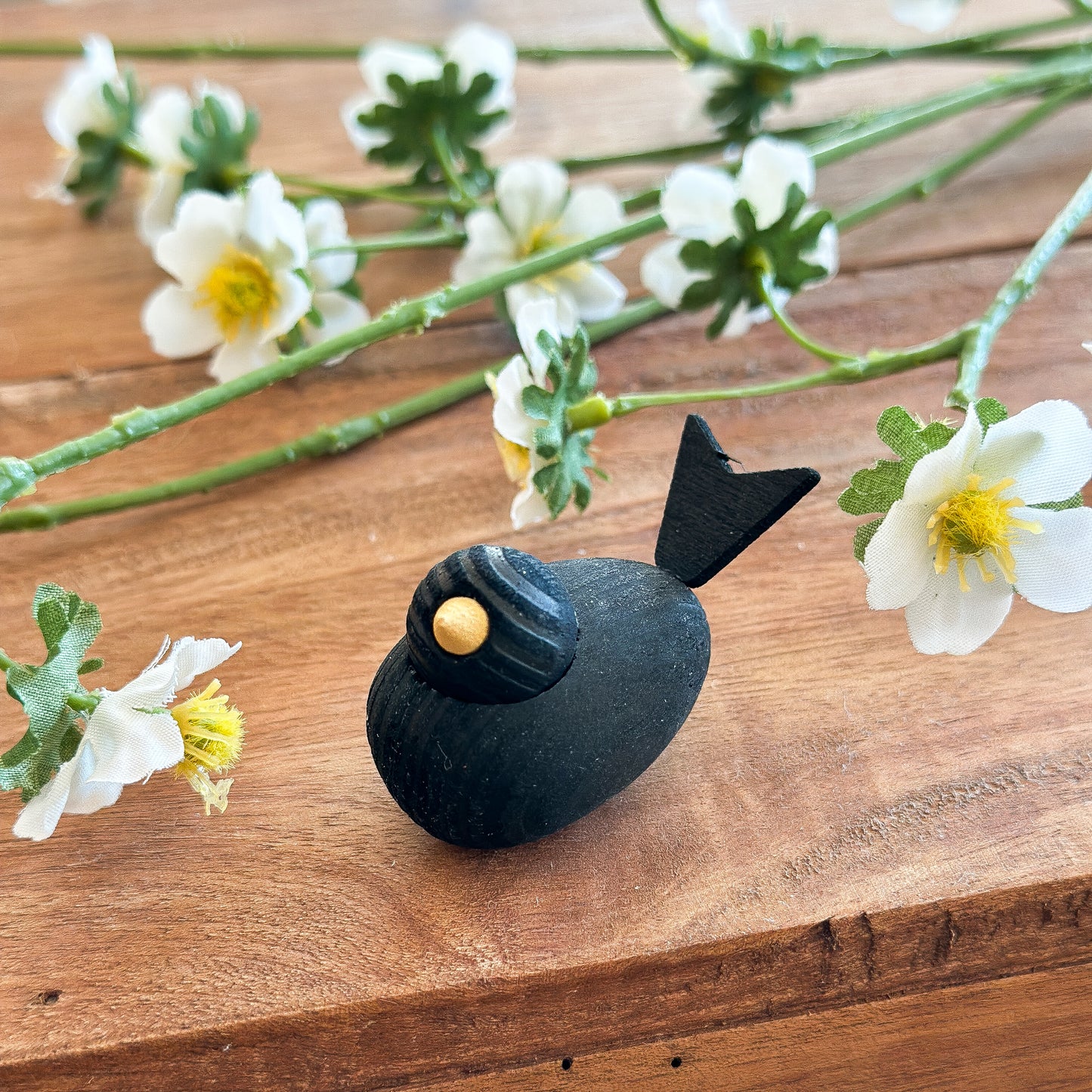 Holzvogel Dekofigur "Saga" von Wohnen auf dem Land, skandinavisches Design, 5 cm klein, aus Holz gefertigt.