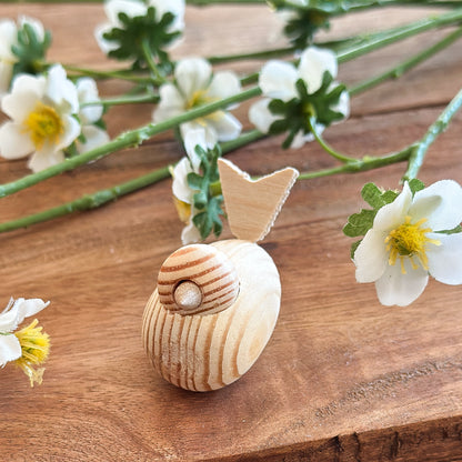 Holzvogel Schwedisch "Saga" Dekofigur von Wohnen auf dem Land, 5 cm groß, mit skandinavischem Design und Holztextur.