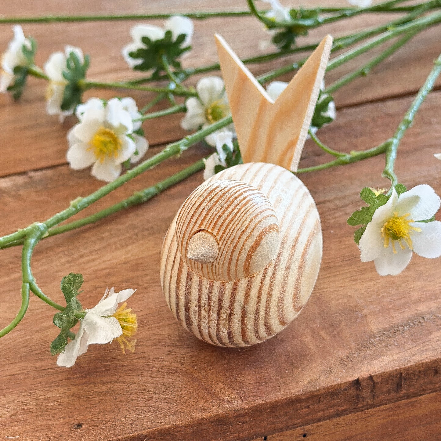 Holzvogel Schwedisch "Saga" in Skandi-Stil, Dekofigur aus Holz, 9 cm groß, auf einem neutralen Hintergrund.
