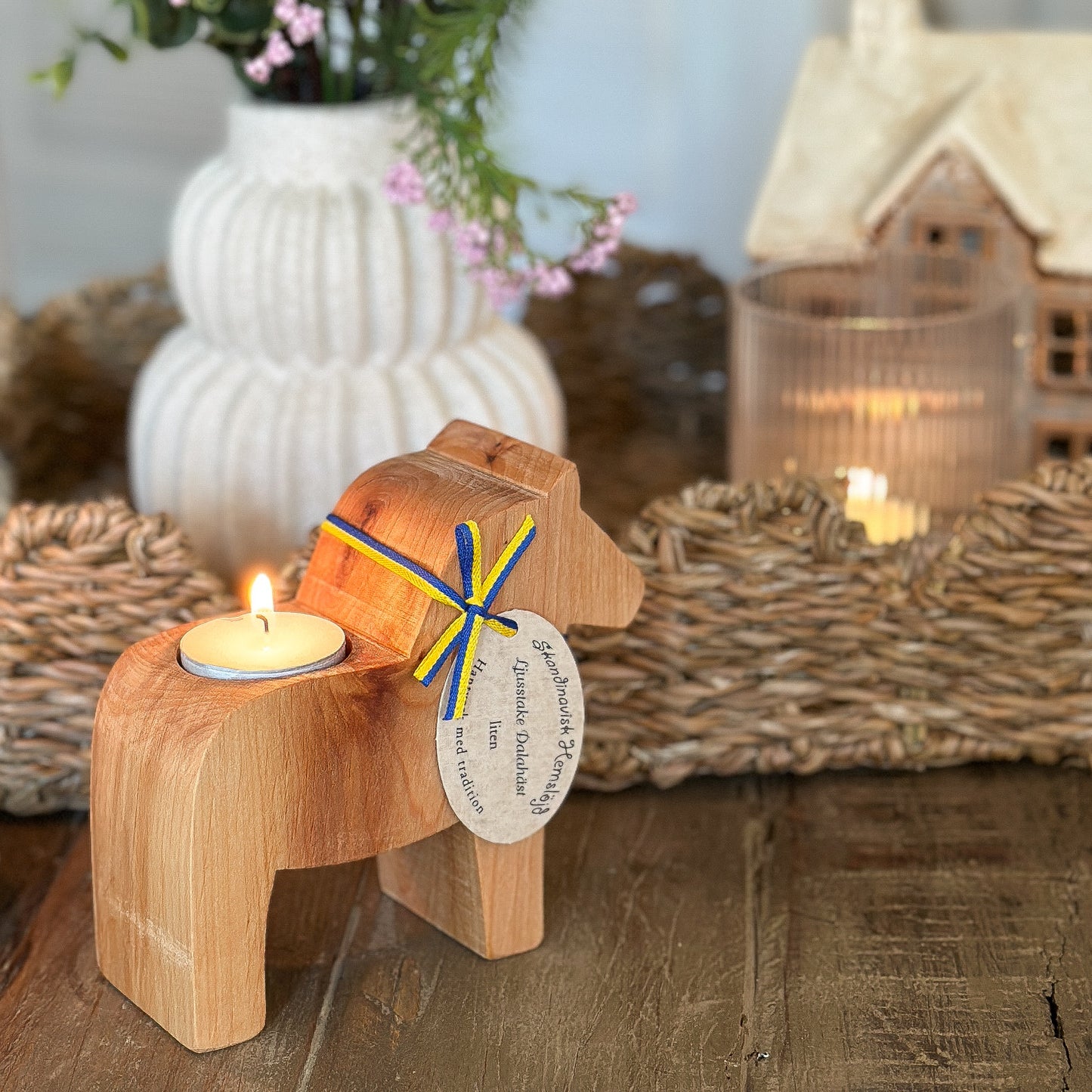 Holz Teelichthalter in Form eines Dala-Pferds "Norddala" von Wohnen auf dem Land, 12 cm hoch, farbenfroh gestaltet.