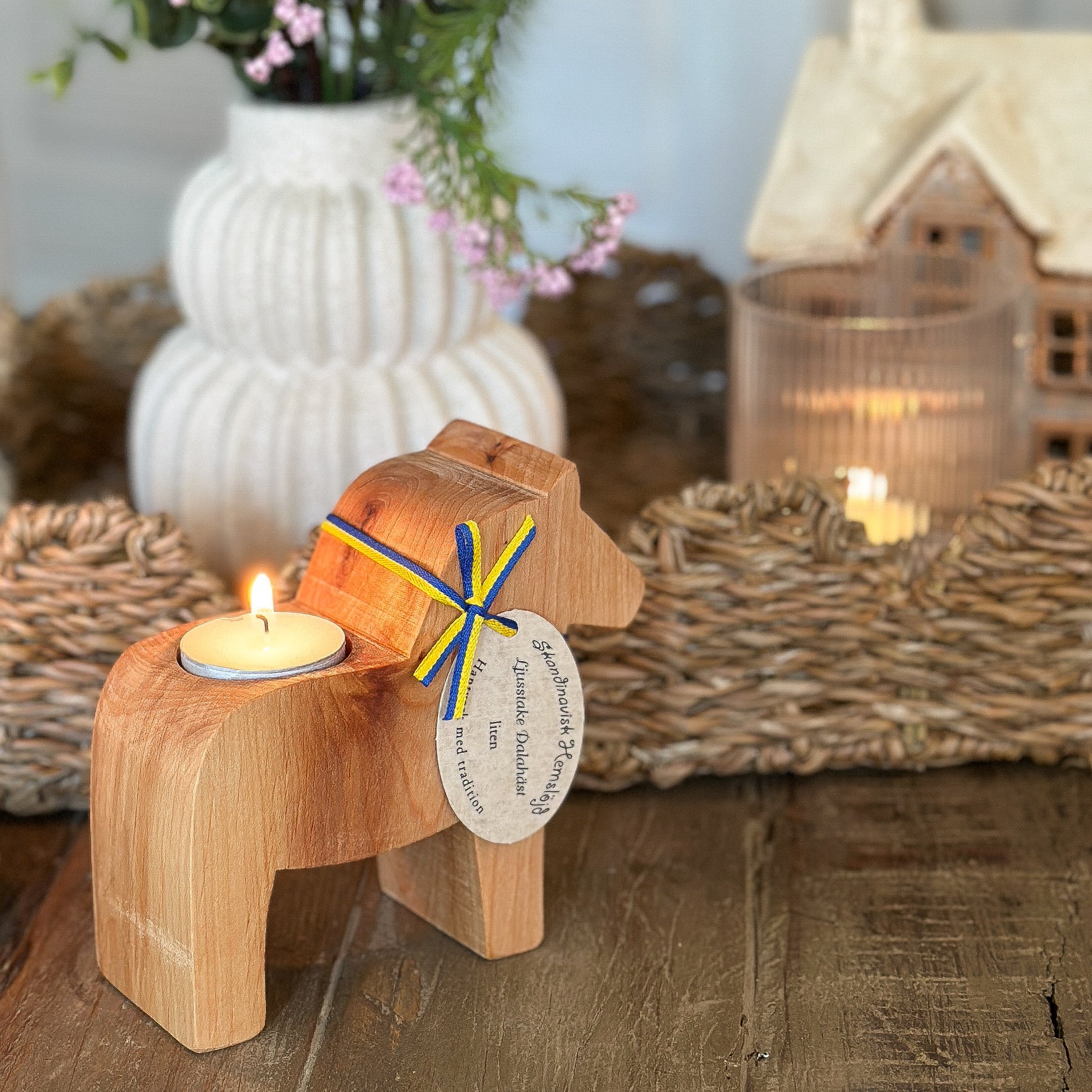 Holz Teelichthalter in Form eines Dala-Pferds "Norddala" von Wohnen auf dem Land, 12 cm hoch, farbenfroh gestaltet.