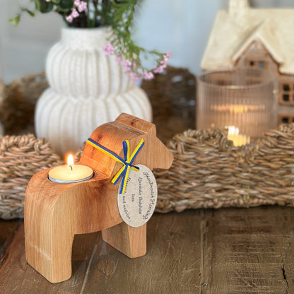 Holz Teelichthalter in Form eines Dala-Pferds "Norddala" von Wohnen auf dem Land, 12 cm hoch, farbenfroh gestaltet.