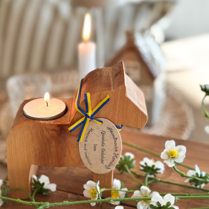 Teelichthalter Dala-Pferd "Norddala" aus Holz, 12cm, dekorativ mit Kerzenlicht in einem rustikalen Stil.