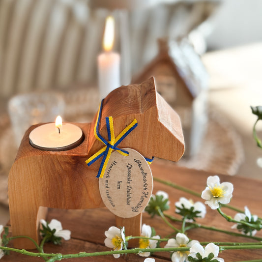 Teelichthalter Dala-Pferd "Norddala" aus Holz, 12cm, dekorativ mit Kerzenlicht in einem rustikalen Stil.