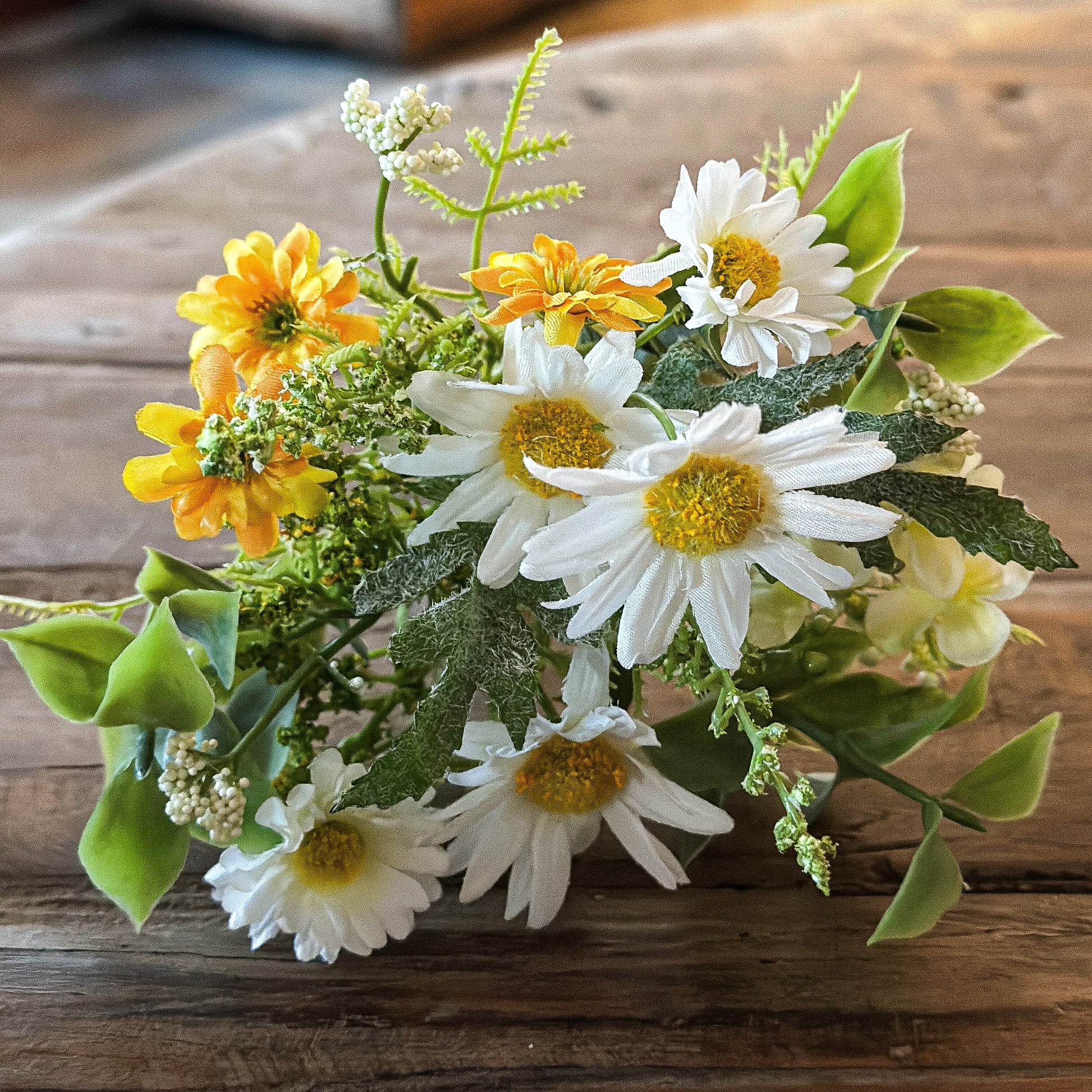 Künstlicher Blumenstrauß "Wiesenfreude" in Blumenvase, weiß und gelb, 22 cm, von Wohnen auf dem Land.