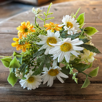 Künstlicher Blumenstrauß "Wiesenfreude" in Blumenvase, weiß und gelb, 22 cm, von Wohnen auf dem Land.