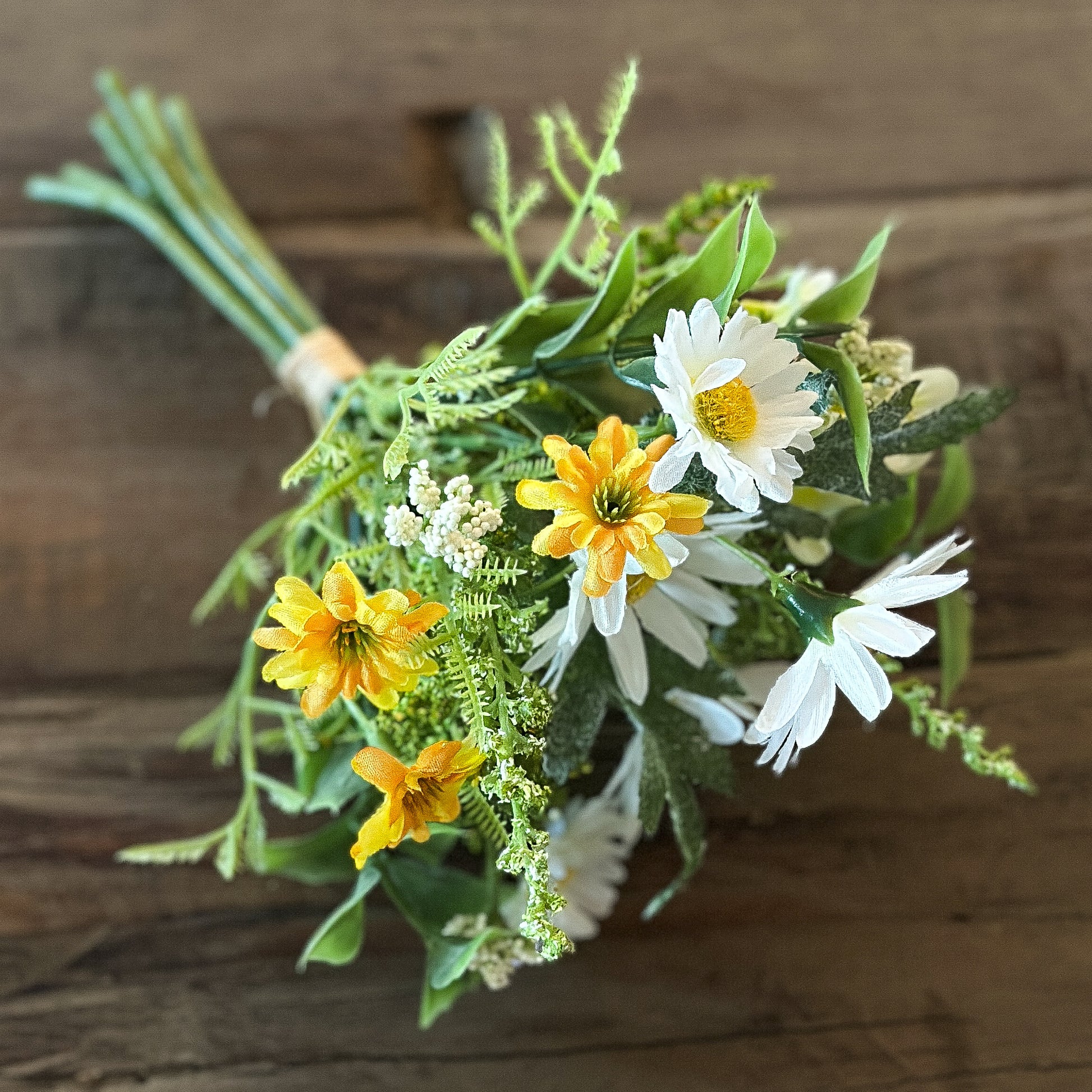 Künstlicher Blumenstrauß "Wiesenfreude" in Blumenvase, weiß und gelb, 22 cm, von Wohnen auf dem Land