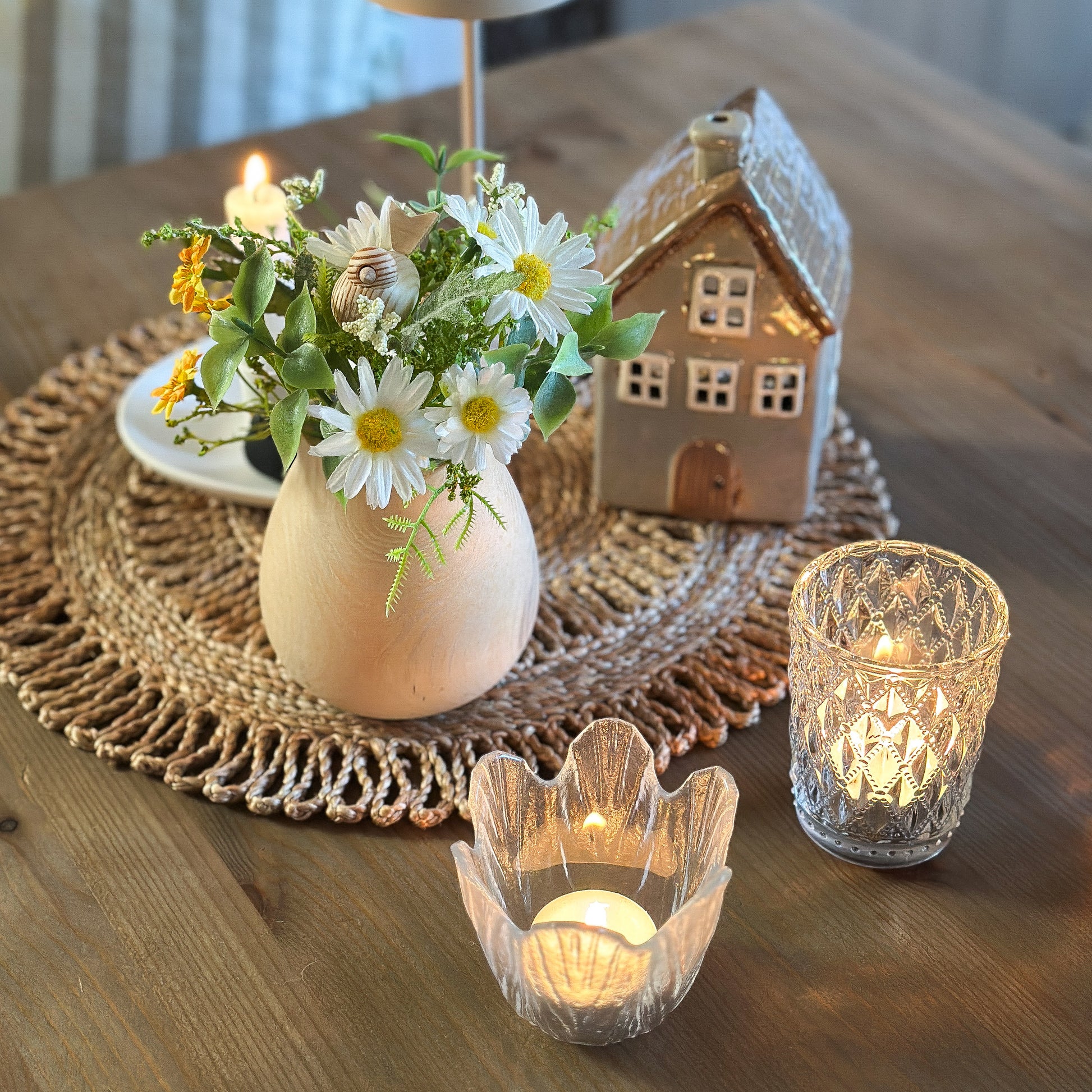 Künstlicher Blumenstrauß "Wiesenfreude" mit weißen und gelben Blumen in einer Blumenvase, ca. 22 cm hoch, von Wohnen auf dem Land