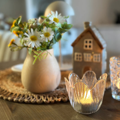 Kleiner Glas-Teelichthalter in Blütenform, 8 cm hoch, von Wohnen auf dem Land, ideal für Kerzenlicht und Dekoration.