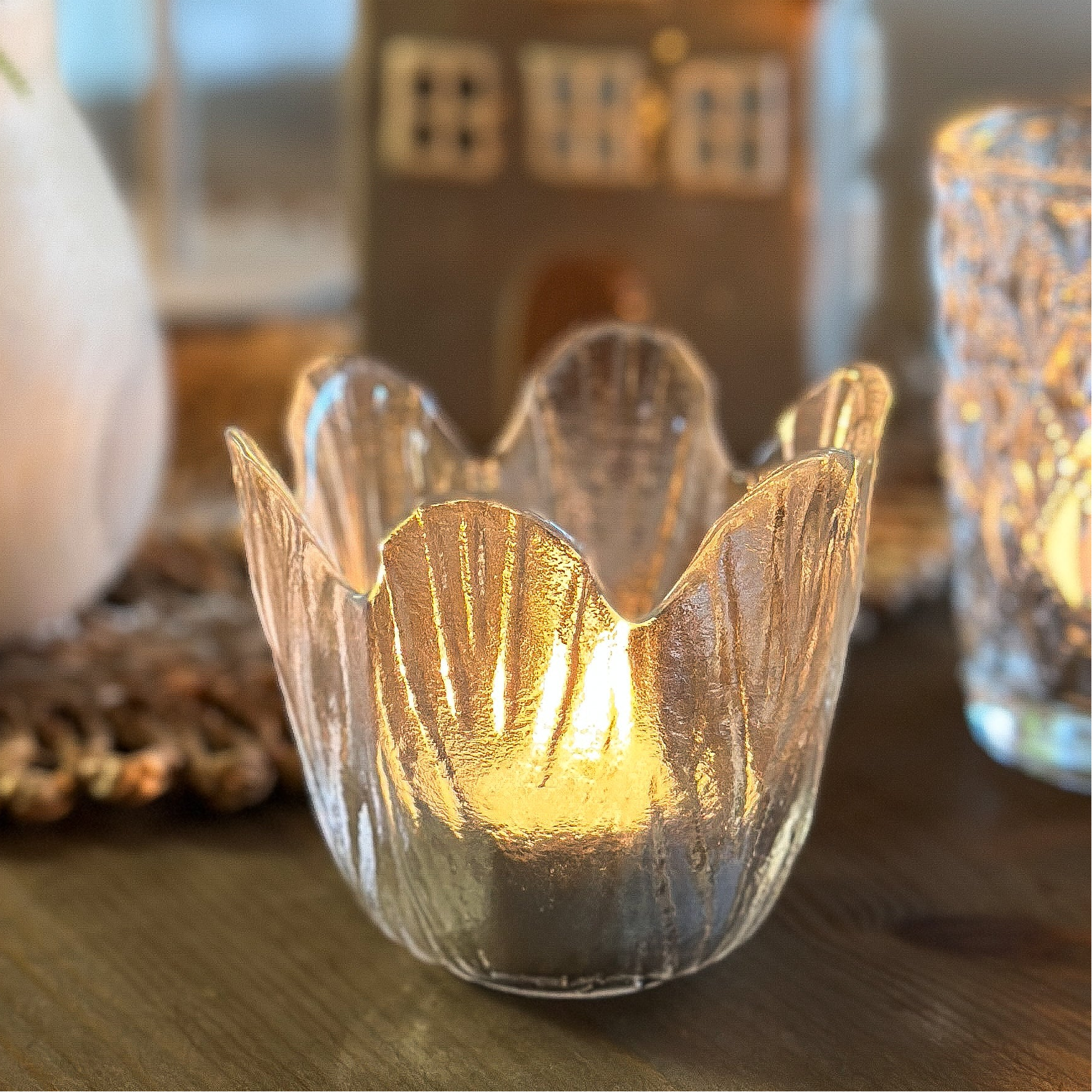 Kerzenhalter in Blütenform aus Glas, 8cm hoch, von Wohnen auf dem Land, ideal für Teelichter und dekorative Beleuchtung