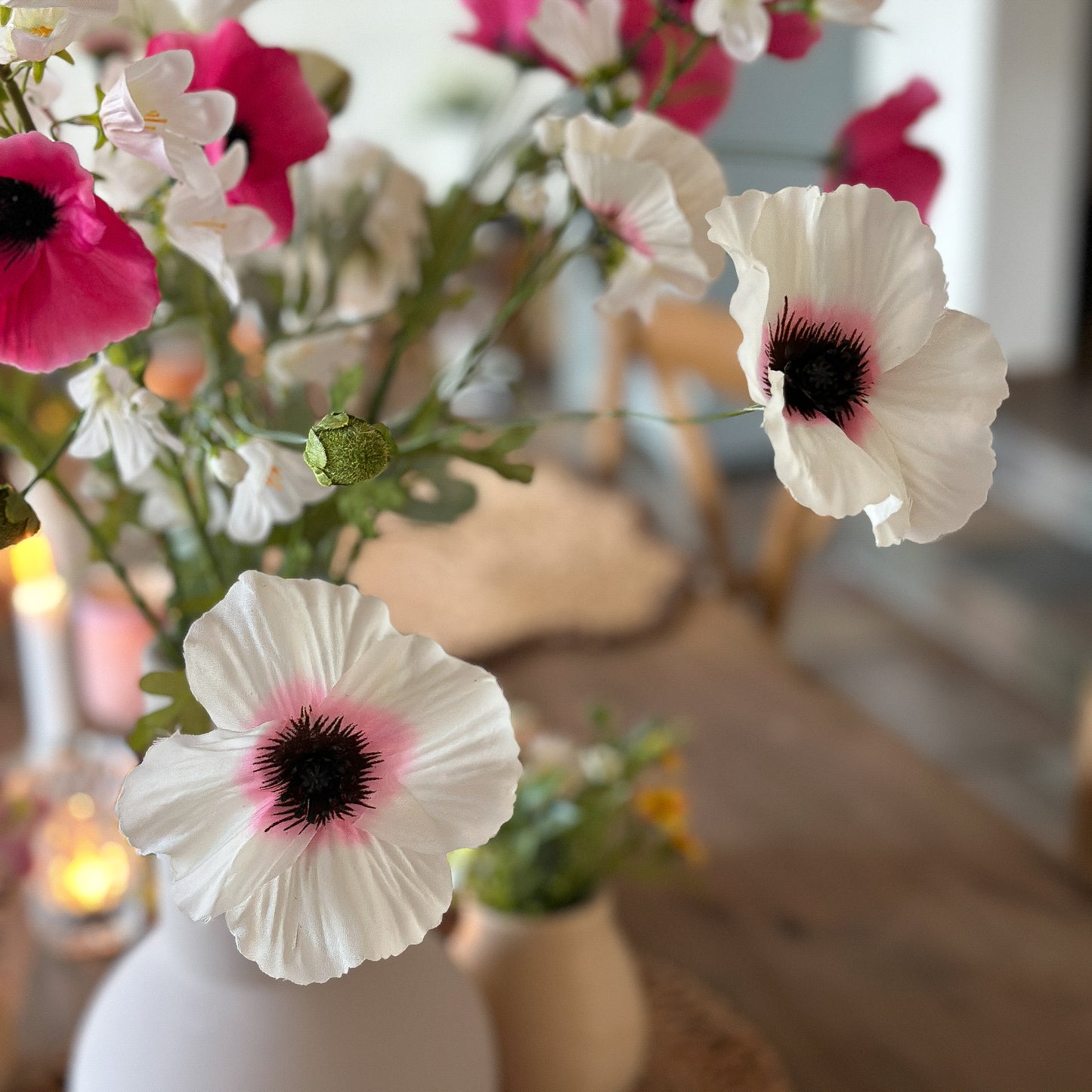 Künstlicher Blumen-Zweig "Summer Poppy" von Wohnen auf dem Land, 63cm, in zwei Farben, detailreiche Blüten und Blätter.