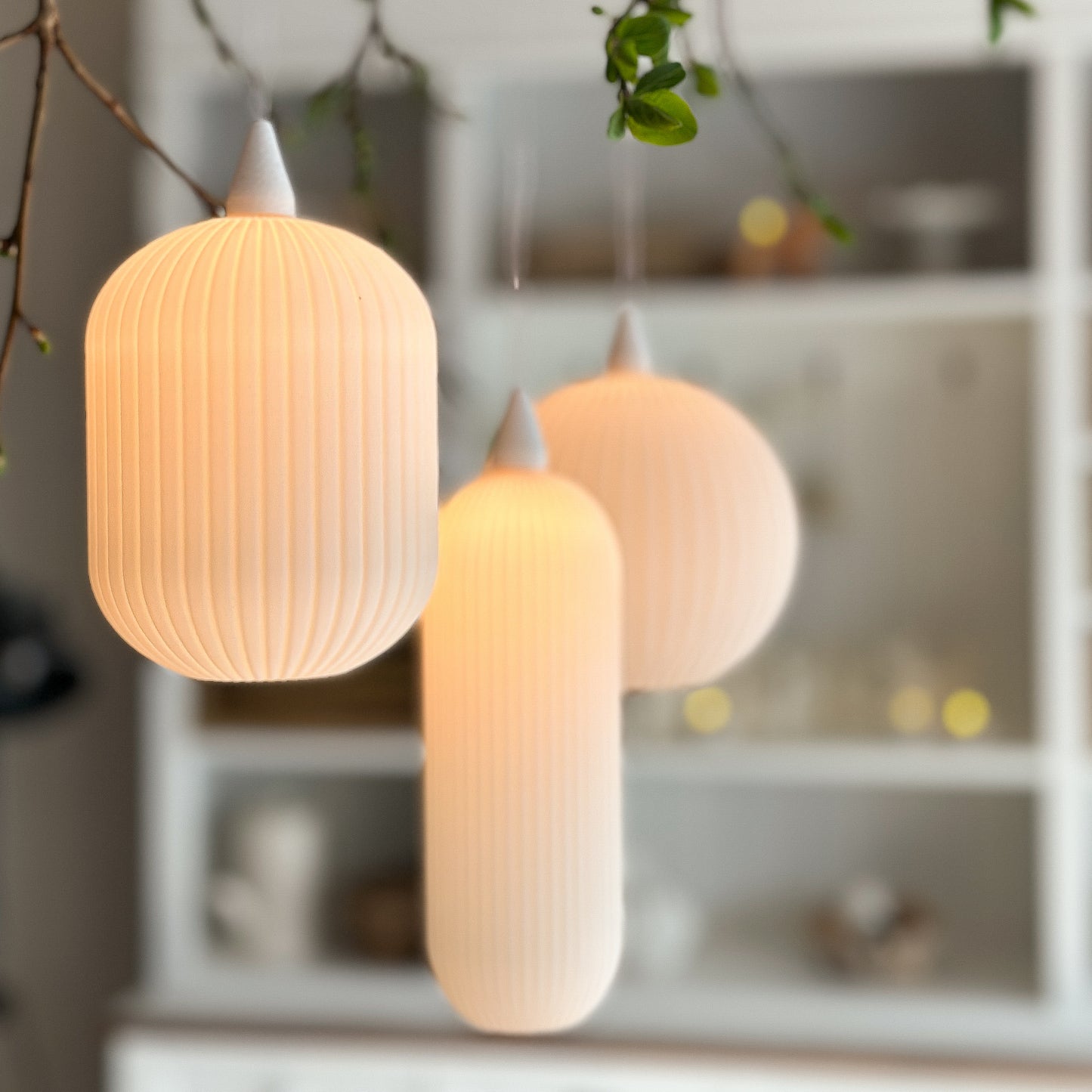 Große runde Leuchte „sechs“ von Die Edelweissen, weißer Leuchtkörper in Kugelform, stilvolle Beleuchtung für den Raum